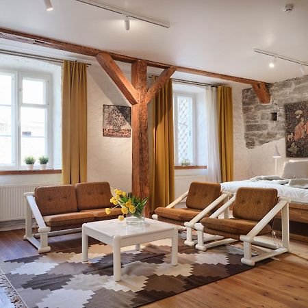 Historic Apartment With Private Garden In Old Town Tallinn Exterior foto