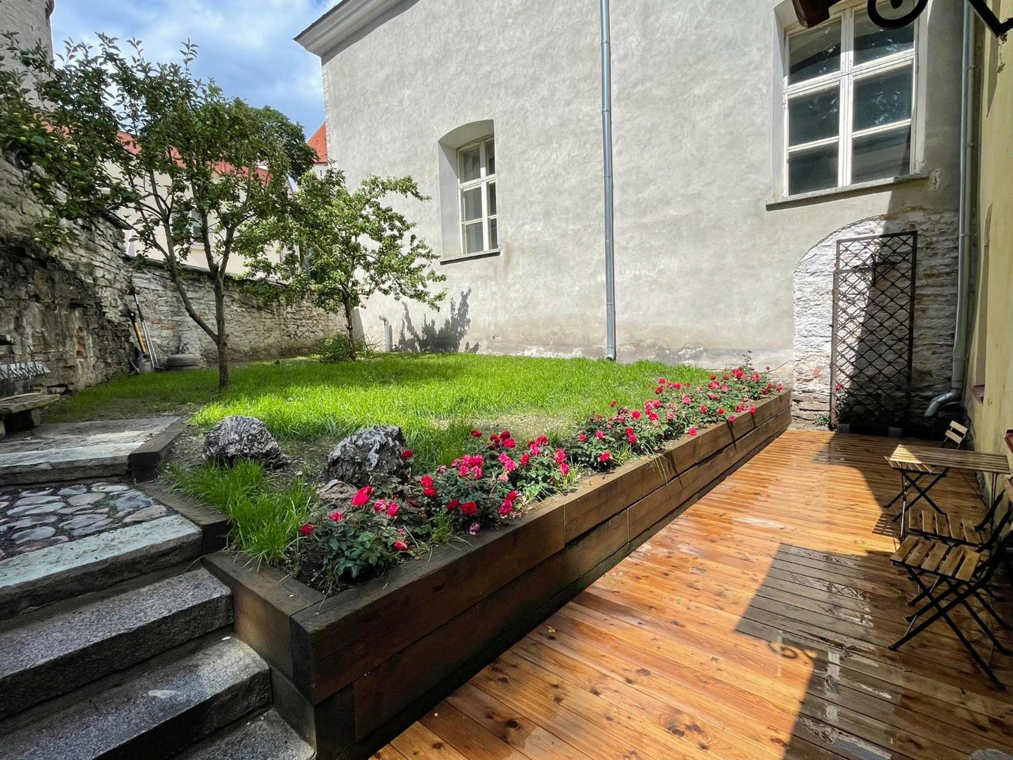 Historic Apartment With Private Garden In Old Town Tallinn Exterior foto